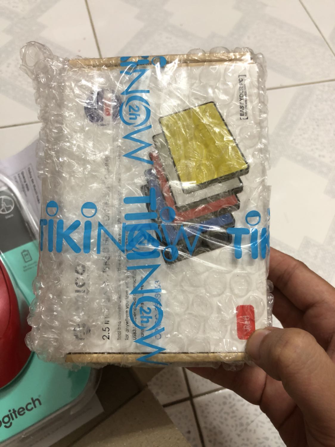 Mới vừa nhận hàng hnay. Nói chung bao bì đóng gói kĩ. Nhìn cứng cáp. Chất liệu bằng nhựa. Không vừa khít vs ổ nhưng có kèm mút để chêm thêm. 
Điểm không hài lòng là màu không như ảnh sản phẩm. Màu đỏ bầm chứ ko phải đỏ tươi. Về hiệu năng và độ bền về dài mới biết dc. :)