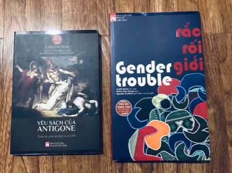 Judith Butler là tác giả thứ 2 mà tôi xin đầu hàng (tác giả thứ 1 mà tôi đầu hàng là Immanuel Kant). Cả 2 quyển sách của bà mà tôi đã mua, tôi đều không thể đọc hết.
Tôi đọc sách theo kiểu cứ đọc và cái gì còn đọng lại thì là kiến thức của mình nên sẽ có 2 loại “kiến thức” sẽ ra đi: (1) nó quá vớ vẩn; (2) nó quá tầm thụ đắc của mình.
Kant và Butler thuộc loại thứ 2.