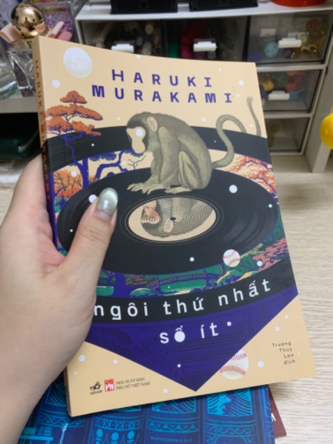 Sách đệp ạ, hihi. Sale 40% rất đáng để mua luôn.
Quyển thứ 6 của bác Haruki Muủakami rồi. 
Tiki ship nhanh chóng lắm í 🥰