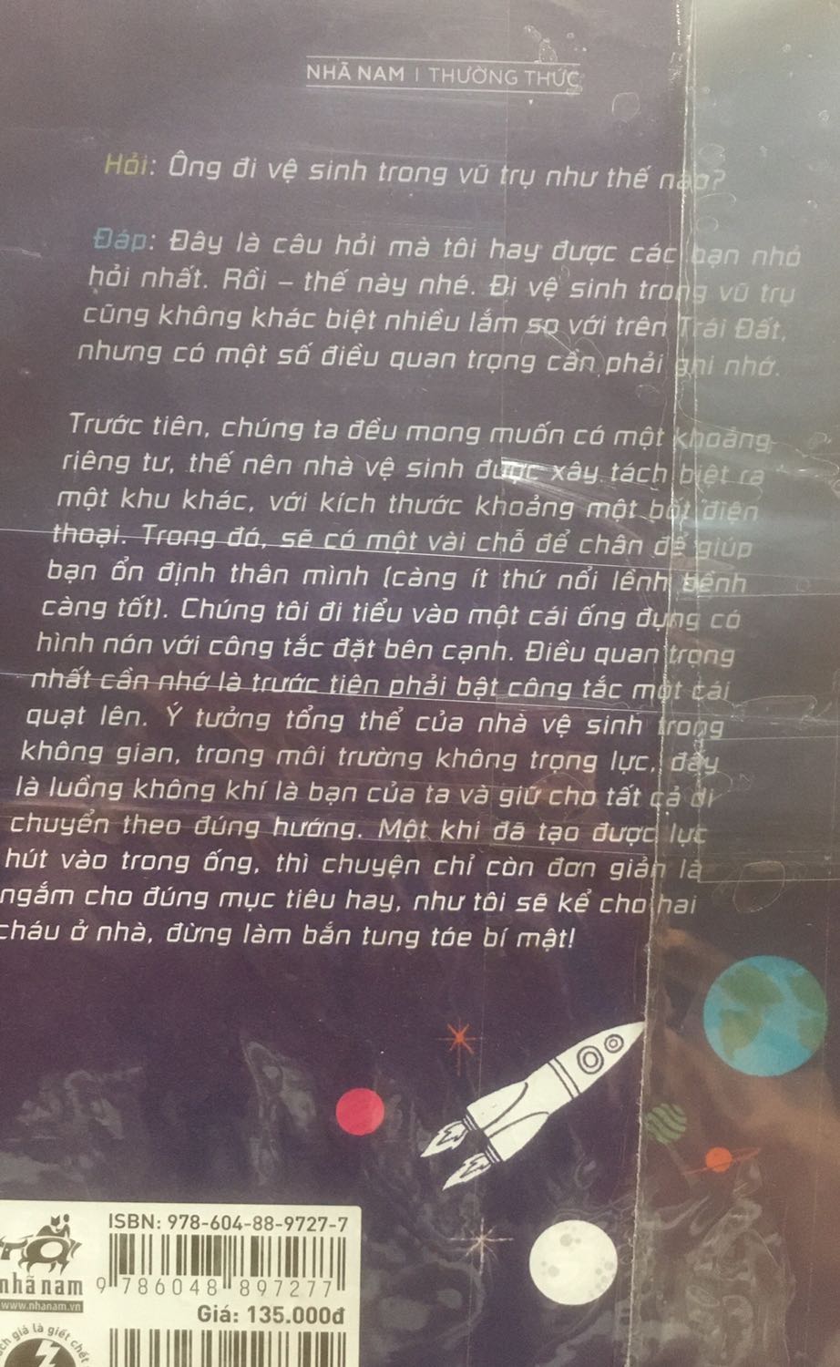 Sách nonfiction về vũ trụ nhưng kiến thức rất gần gũi và dễ hiểu. Sách đẹp, vận chuyển nhanh, giá tốt. Sách có một số trang in màu rất đẹp