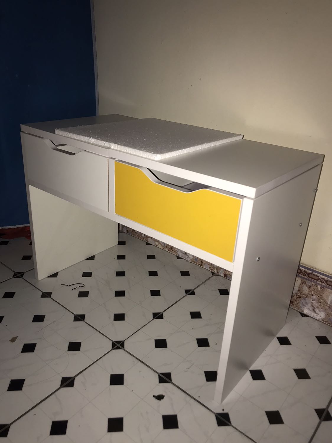 Sản phẩm ok. Khi lắp nên chú ý vắt vít bản lề ở tờ hướng dẫn số 14 trước. Vì lỗ ở vị trí đó khoan nông nên khi lắp hết vào rồi vắt vít bản lề hơi khó. Lắp xong nổi 2 cục mụn nước :(((