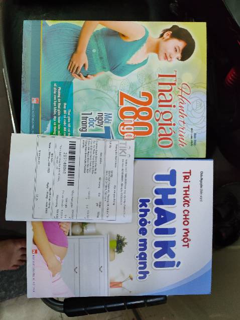 Giao hàng không đúng. Combo Sách Dành Cho Mẹ Bầu: Tri Thức Thai Sản Bà Bầu Cần Biết và Hành Trình Thai Giáo 280 Ngày (Bản Đặc Biệt Tặng Kèm GreenLIfe Postcard AHA) mà lại giao Tri thức cho 1 thai kì khỏe mạnh, cũng không thấy postcard tặng kèm