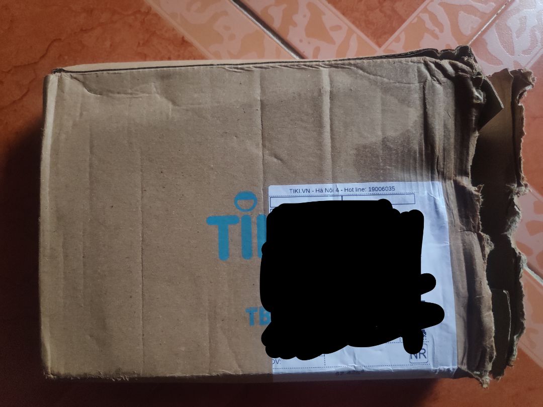 Lần đầu tiên đặt hàng ở Tiki nhưng thật sự thất vọng cách đóng gói hàng sơ sài của Tiki Trading. Sách ở trong không được bọc thêm gì luôn, có mỗi quyển sách xong đóng gói hộp giấy bên ngoài. Lúc nhận hàng còn thấy ướt 1 góc hàng, mở ra thấy sách trần trụi, không bọc thêm gì, may mà không ướt hỏng sách, chỉ hơi ẩm tý thôi. Mà thấy nhiều người cũng phàn nàn về tình trạng đóng gói của Tiki Trading dạo gần đây rồi. Mong Tiki Trading rút kinh nghiệm.