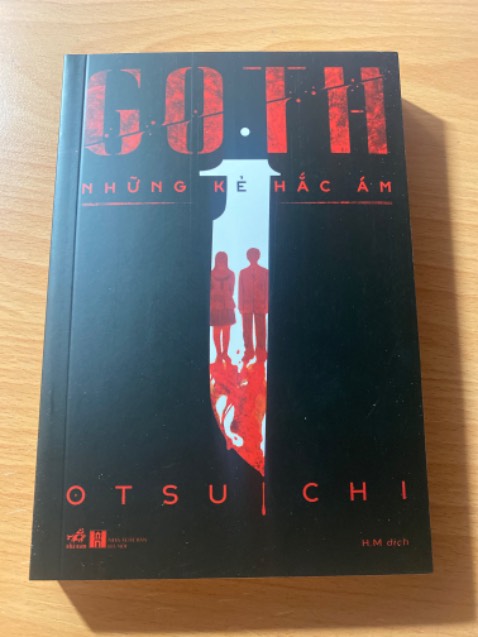 Sách được giao đến đúng hẹn và anh shipper cũng rất thân thiện.
Mặt sau bìa sách có bị móp một chút và bị bụi nhưng nhìn chung nó không làm ảnh hưởng quá nhiều đến thẩm mĩ của sách. 
Tổng kết lại thì sách rất chất lượng và vô cùng xứng đáng với số tiền mà mình đã bỏ ra.