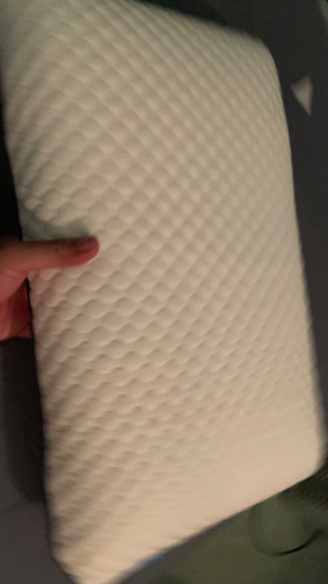 Dùng được mấy tháng mới dám đánh giá.
Mình thuộc dạng khó ngủ, nên cũng mua về để em tăng sức khoẻ giấc ngủ.

+ Ấn tượng 
- gối êm, mềm mại 
- nhỏ gọn vừa đầu
- gói hàng cũng rất gọn nhẹ

~ Nhược điểm
- Vỏ gối tuy dễ tháo rời để giặt nhưng vì vỏ gối màu trắng nên dễ dơ, có màu khác thì sẽ ok hơn

Chỉ có vậy thôi, mình vẫn đánh giá cao sản phẩm này, dù có thể mình dùng nhiều sản phẩm gối nhưng vẫn chưa tìm được loại gối hợp để cho mình giấc ngủ say.