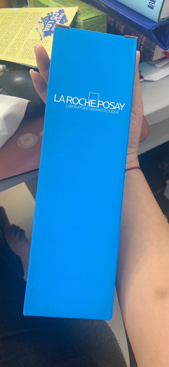 mọi lần tiki giao hàng nhanh, đóng hàng cẩn thận. lần này thì đóng hàng ẩu và giao hàng siêu siêu lâu, theo thông báo thì từ t3 tuần trc hàng đã đc giao cho bên vận chuyển mà tới tận hôm nay mới nhận hàng được. mọi lần đơn từ tphcm mình đặt *** cũng nhanh lắm. thời tiết thì nóng như vậy, không biết có ảnh hưởng đến chất lượng serum không. hộp đóng thì bị rách niêm phong, móp méo như kiểu bị rạch ra xem trước rồi.