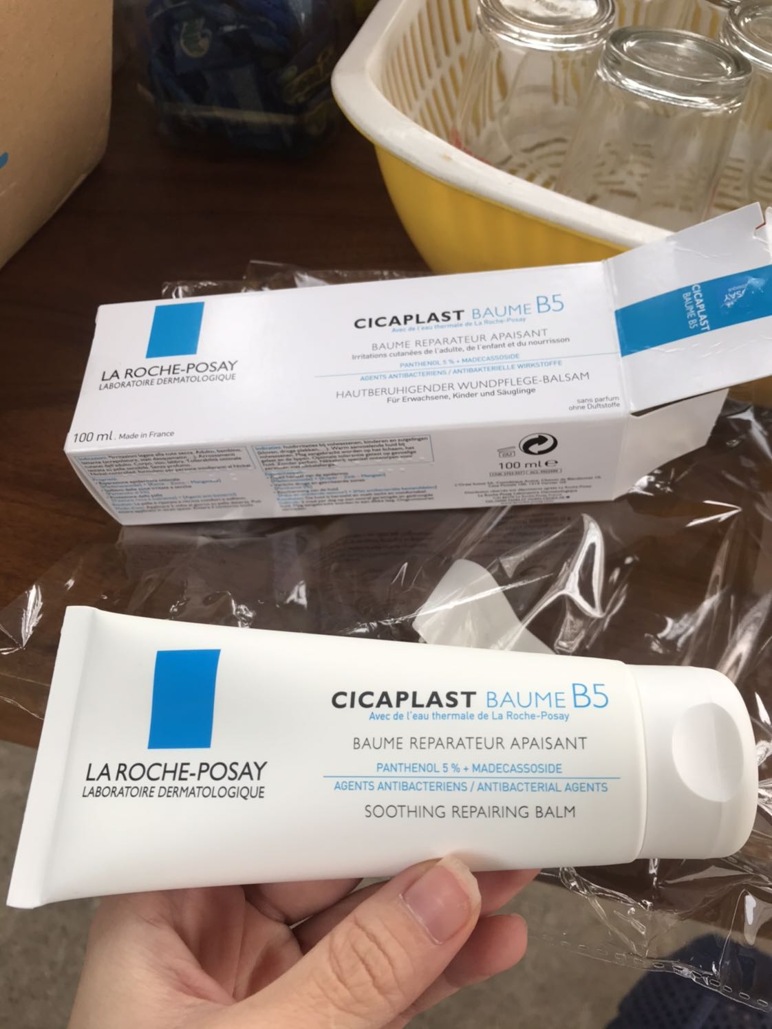 Sau khi dùng tuýp 40ml mình quyết định mua luôn tuýp 100ml ?
Hàng chính hãng, chất kem đặc, apply lên da mất 1 lúc để thấm, sau thì da nhìn căng mướt chứ k phải nhìn giống đổ dầu nhờn. Mình vẫn sẽ trung thành với kem dưỡng này của La Roche.
Tiki giao hàng nhanh hơn dự kiến 1 ngày. Mà kem dưỡng của mình lại hết, mừng khôn xiết. 10đ cho Tiki