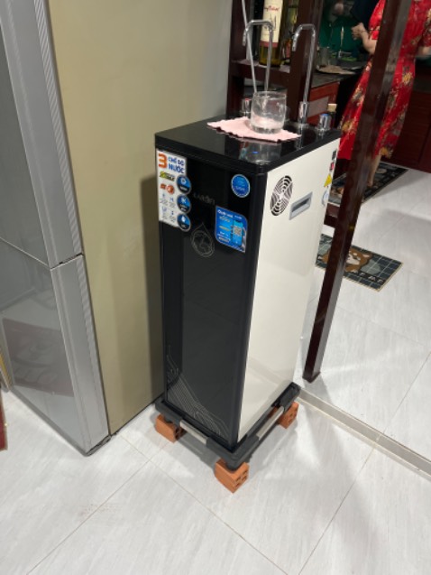 Máy hoạt động rất tốt và không ồn, nước sau khi lọc uống rất ngon và không có mùi khó chịu. Giao hàng nhanh và lắp đặt tận tình.