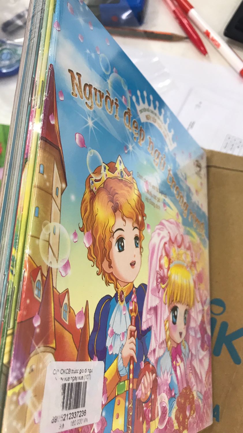 Truyện đẹp. Nét vẽ đáng yêu. Giấy là loại mềm nên bé lớn sẽ giữ đc chứ bé nhỏ thì dễ rách. M đọc thử nội dung truyện cô bé quành khăn đỏ thì k coa điều chỉnh nhiều so với truyện m đọc khi bé. Cuối truyện còn có phần bài học rút ra rất hay