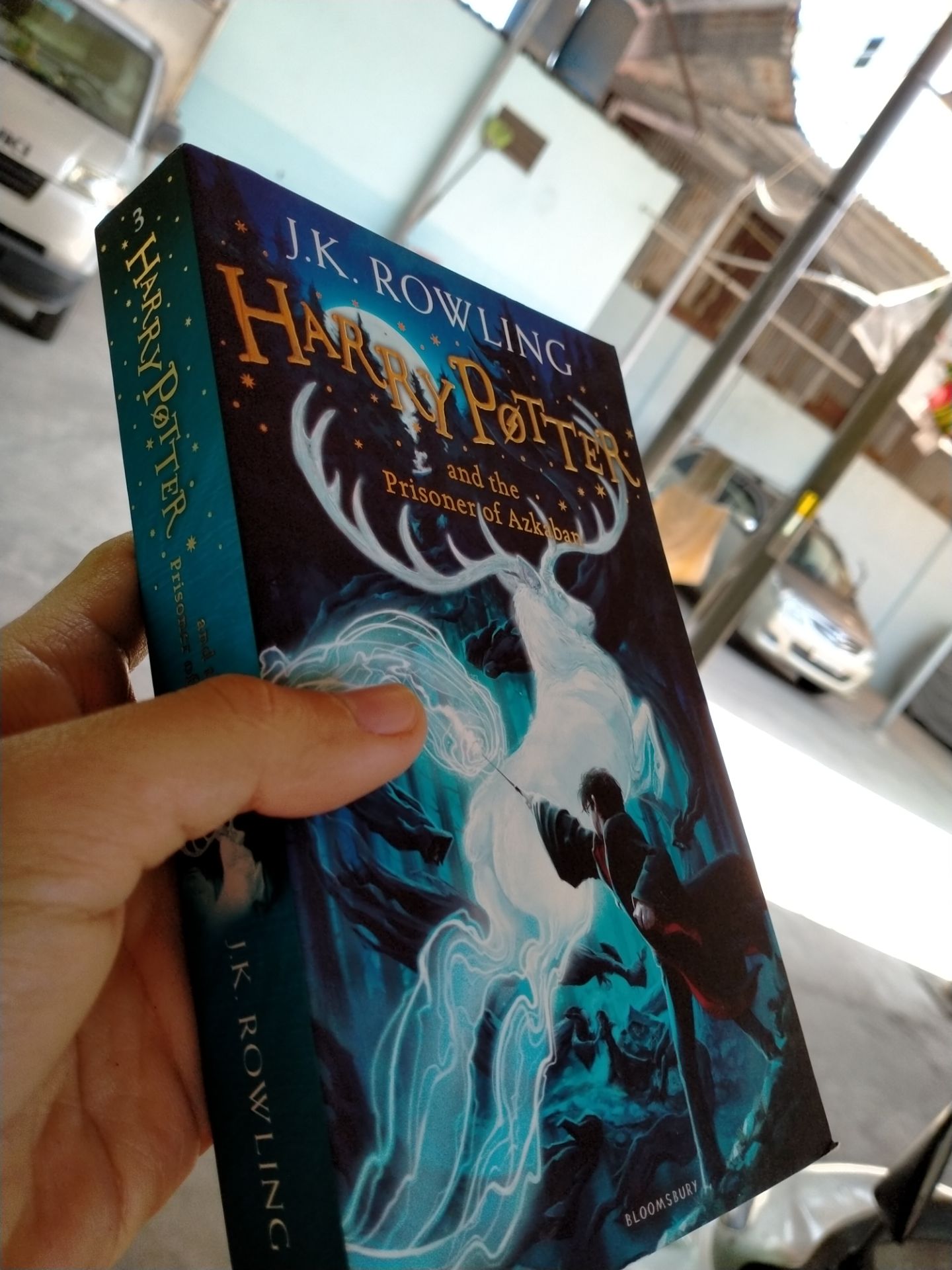 Bìa rất đẹp và các góc của sách đều không bị móp méo. Chất lượng giấy cũng tốt.