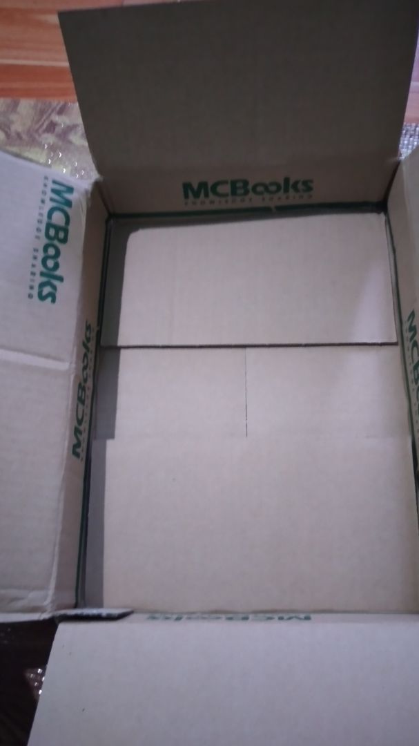 Okla lắm mn ạ.Lúc mk mua thì MCBooks sale 40%. Có mã QR để quét nhận file nghe và video học cùng nữa. Book mark thì cute phô mai que
Mà hơi ngoài lề xíu là lúc nhận hàng thấy cái hộp nó kì kì, mở ra ms biết là MCBook đóng gói ngược. Sao mk thấy cái lỗi này nó đáng iu ghê?