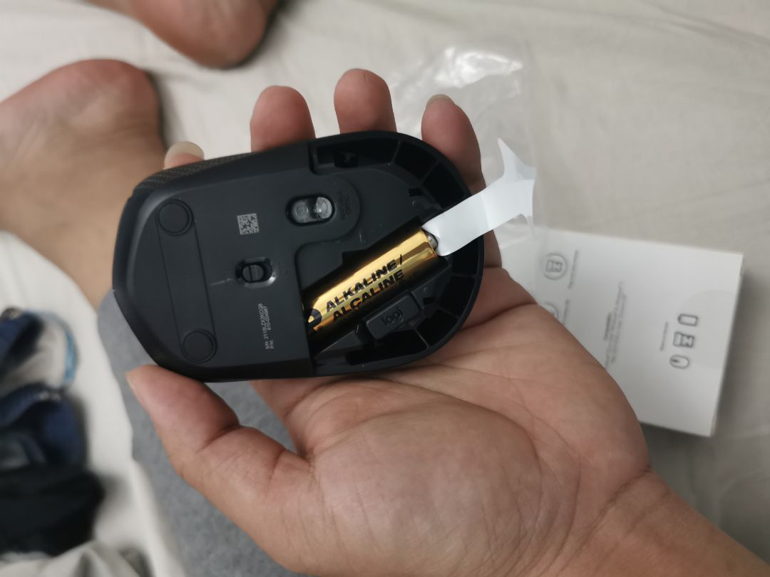 Khá bất ngờ vì con chuột mua sale 136k mà có tặng kèm pin nhìn cái biết chính hãng logitech. Từ ngày mua mấy con chuột logitech dùng nghiện rồi ko muốn đổi sang hãng khác 😄😄😄