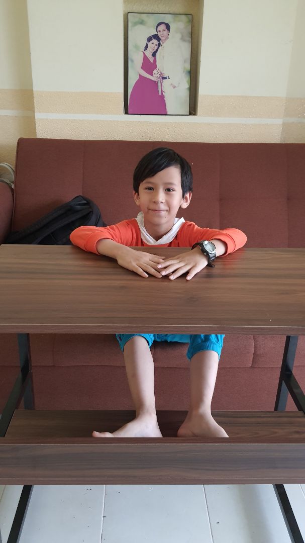 sản phẩm thiết kế đẹp,  chắc chắn,  cách lắp đặt đơn giản,  trẻ con cũng làm được.  sản phẩm quá tốt so với tầm giá, còn 1 chi tiết chưa hoàn hảo là có 1 chỗ hơi hở 1 tí nhưng nằm ở phía dưới kệ sách nên ko ảnh hưởng đến chất lượng sản phẩm,  5 sao để shop bán hàng được hoàn hảo hơn