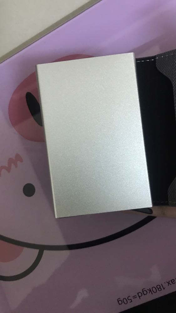 Ví thẻ quá là tiện lợi luôn. Hoppj nhôm dày, chắc chắn, sáng bóng. Nhét thẻ vào thì yên tâm khỏi lo rớt khỏi lo hư hỏng rơi mất thẻ luôn. Vỏ da đường may đẹp luôn, vỏ da cũng nhét được giấy tờ và tiền mặt nữa rất là tiện lợi. Ví nhỏ gọn dễ mang theo. Quá là hợp lý trong thời buổi dùng thẻ. Đi mua đồ ở đâu cũng dùng thẻ được. Chất lượng tốt. Thank shop.