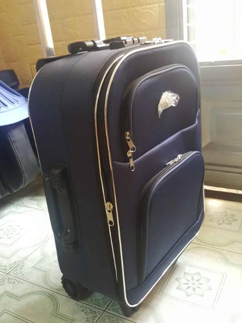 Lễ mà Tiki làm việc, xử lý đơn hàng và giao nhanh quá trời luôn. Tiki 5*
Nhắn shop giao Laka, shop soạn hàng, đóng gói cẩn thận và giao đúng Laka. Shop 5*
Vali Laka trên hình và vali nhận được ngoại hình đẹp giống nhau, "nội hàm" thì nó lạ lắm. Nhưng giá này thì vẫn đáng 5*  (^_^)