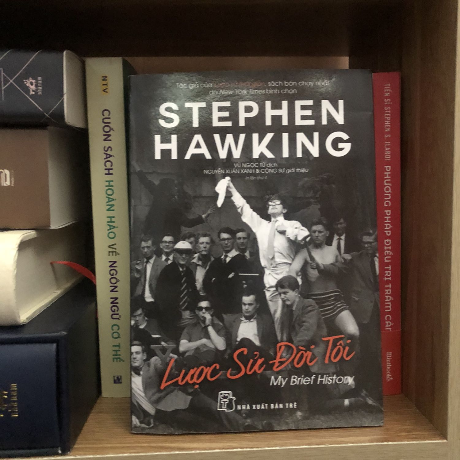 Thật tiếc vì quyến sách này quá ngắn, mọi thứ chỉ được nêu ra sơ lược. Mình chỉ đọc sách, sau đó có thử tìm phim xem nhưng không thấy hứng thú mấy. Đọc vài trang đầu mà đã cảm thấy Hawking thực sự tuyệt vời.