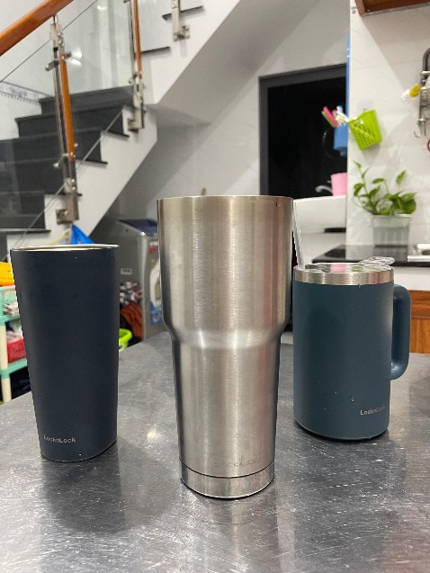 Ca giữ nhiệt quá chất lượng luôn ạ. Thân bình là lớp sơn nhám chống trầy, tay cầm chắc chắn cầm gọn tay. Có 3 màu lận nhưng anh nhà thích màu xanh để couple với má hihi. Giao nhanh khỏi nói rất tiện còn giá tốt nưa chứ 😊😊😊 Nhà mình có nhiều ca với ly cua Lock khác nhau lem dự định là cuối năm đủ collection dùng bao đã