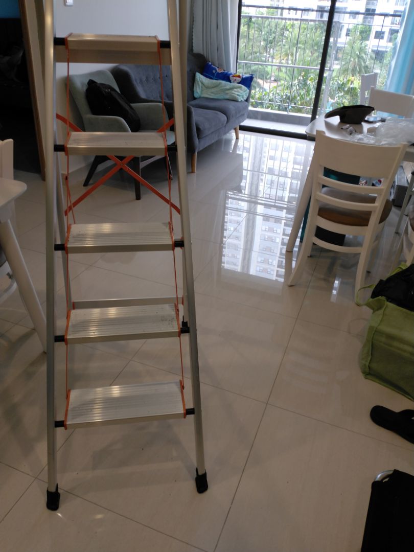 Thang chắc, 5 bậc phù hợp căn hộ, vì không ở nhà thường xuyên nên chọn giao hàng theo giờ phù hợp nên hơi tốn phí.
