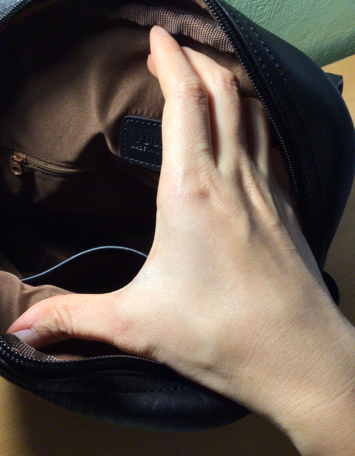 Thực sự rất đẹp các bạn ạ. Mình tăm tia balo này một thời gian dài. Chờ đến hôm giảm giá có kèm mã free ship và giảm % giá để mua. Chất liệu da đẹp. Quai đeo mềm mại. Có 2 túi cạnh. Ngăn chính chia làm 3 ngăn (1 ngăn khoá, 1 ngăn để máy tính size nhỏ). Ngoài ngăn chính thì còn 2 ngăn nhỏ (1 ngăn kéo khoá dọc đó). Mình để ipad gen 8 10.2 theo chiều nằm ngang vẫn thoải mái, chiều dọc cũng ok. Balo thuận tiện cho mình đi làm xa nhà hàng ngày, đựng được sách, ipad, điện thoại, ví và thêm 1 vài dụng cụ cá nhân thoải mái. Mình đựng tài liệu giấy A4 thấy vẫn vừa nhưng do balo thiết kế phía trên thon hơn đáy nên giấy phía trên hơi kích tí xíu thôi. Rất tuyệt vời cho sản phẩm này. Mình đặt gần tết âm lịch cứ nghĩ phải giao sau tết nhưng 27 tết đã nhận đc hàng rồi. Giá lại rẻ nữa. Balo này cũng giảm giá liên tục nên các bạn canh thời gian giảm giá để mua xem. Giá mình mua chưa có mã giảm giá kèm theo là 139k. Mình thấy có bạn còn mua rẻ hơn. Với hơn 100k để có được 1 chiếc balo như này là quá tuyệt rồi. Cảm ơn YUUMY. Cảm ơn tiki, cảm ơn momo và ZaloPay!