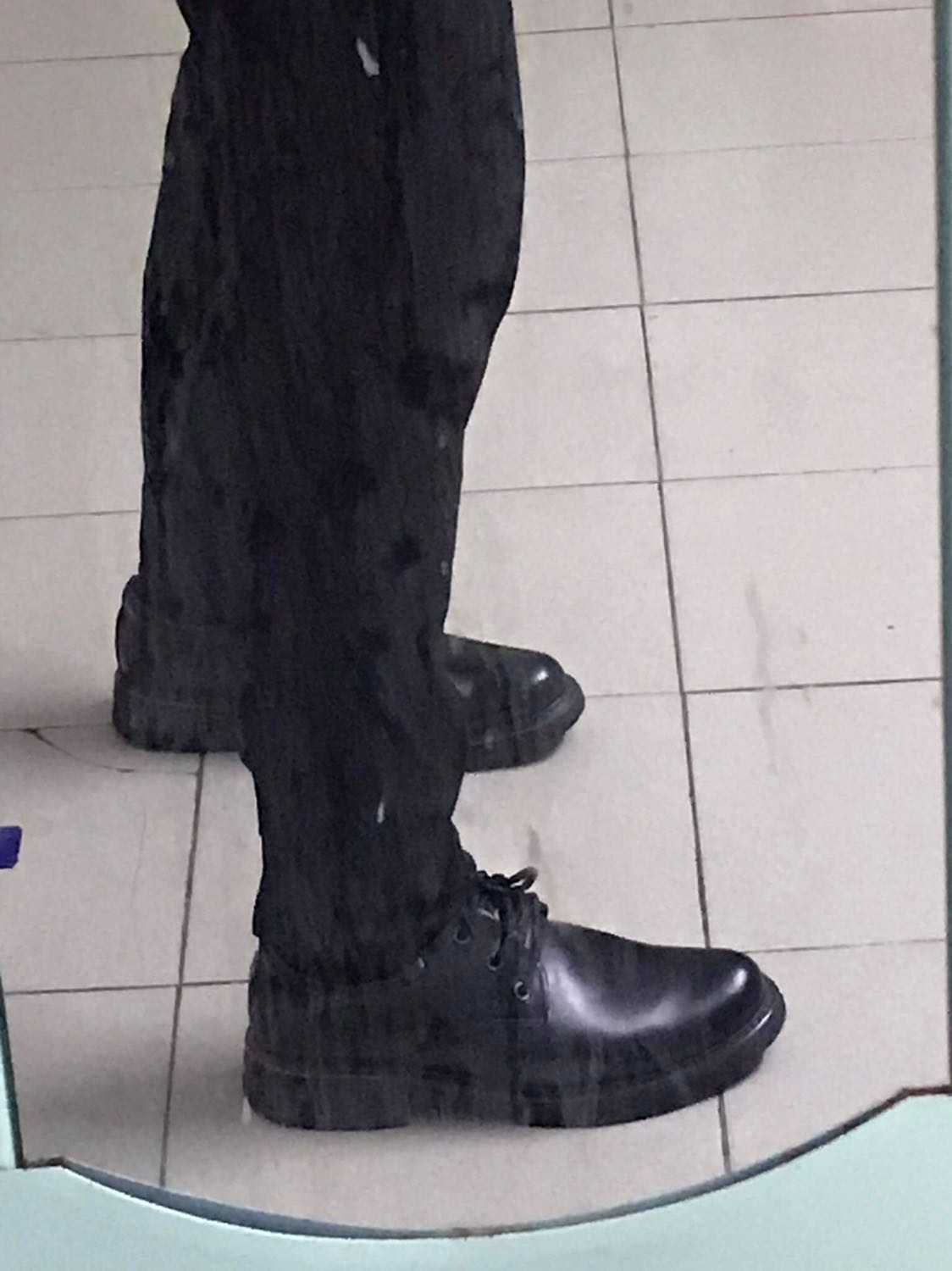 Shop giao hàng nhanh, hàng giống như ảnh. Nên mua nha. Không cần tăng size khi mua đâu mọi người