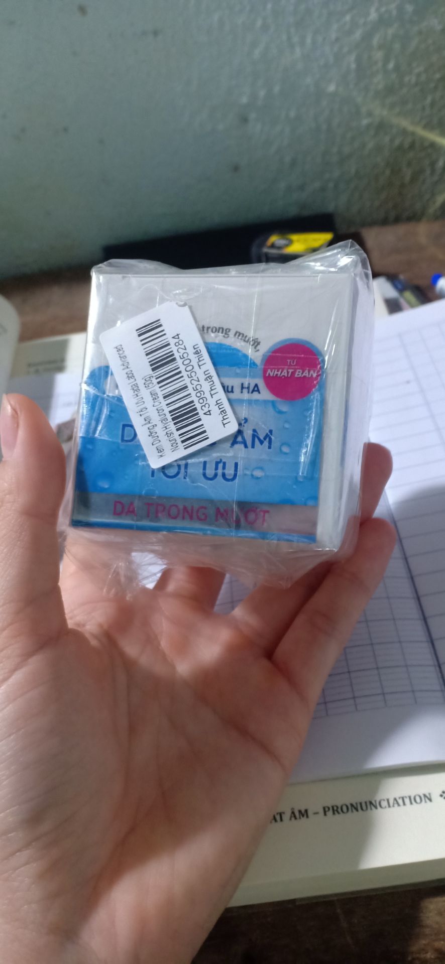 mới nhận hàng nè
hàng về đóng gói OK lắm luôn
chất kem thấm khá nhanh, mùi thì khá là hmmm.. chắc sản phẩm không cí chất tạo hương nên mùi nhẹ.
mới xài nên chưa review được sau sẽ quay lại đánh giá.