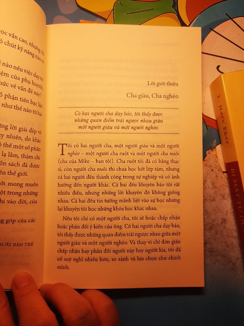 Quyển sách Dạy con làm giàu chất giấy đẹp trơn sáng, quyển Bí mật tư duy triệu phú chất giấy sần ko đẹp