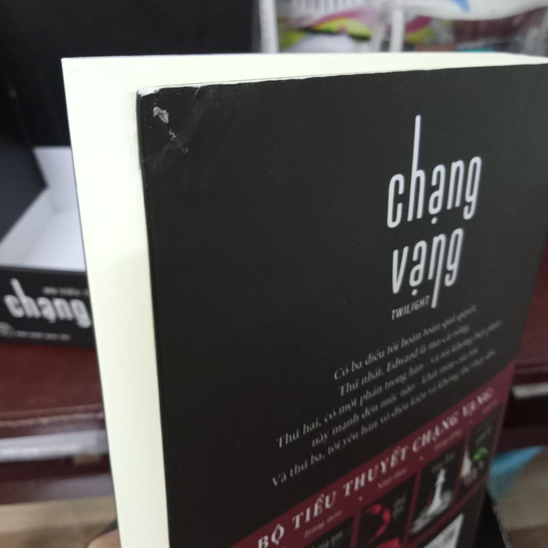 ship nhanh vch luôn á mới đặt mà hai ngày sau đã ship rồi mỗi tội hàng shop gửi về bị rách mất seal xong bị móp mất mép quyển chạng vạng với cả rách cái hộp :(( nhưng mà săn sale với giá quá hời hơn 490 gần 500 nên cũng khong đòi hỏi gì nhiều:)) nhưng mong lần sau mong shop kiểm tra lại hàng trước khi gửi tránh rách seal hỏng sách và nên cho thêm lớp chống sốc để đỡ hỏng ạ!!!! Tại vì hầu hết mọi người mua là để sưu tầm