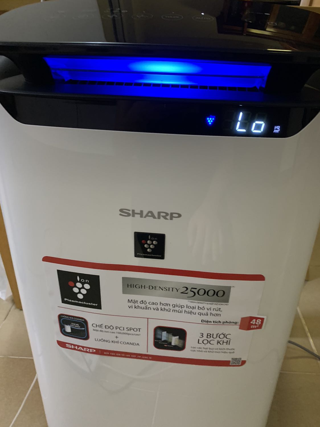 Máy rất thông minh nhé. Trời tối tự động tắt đèn; mùi nước ho thỏang qua cái là nhận biết đc ngay. Mấy nay hanoi trong lành quá nên toàn báo LO; máy to. Màu sắc đẹp, bảng điều khiển rất sang. Chạy êm không có tiếng ồn. Nchung hài lòng Máy rất thông minh nhé. Trời tối tự động tắt đèn; mùi nước ho thỏang qua cái là nhận biết đc ngay. Mấy nay hanoi trong lành quá nên toàn báo LO; máy to. Màu sắc đẹp, bảng điều khiển rất sang. Chạy êm không có tiếng ồn. Nchung hài lòng