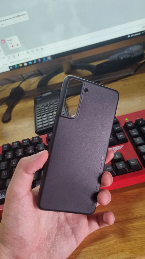 ốp lụa méo đâu, nhựa lại còn mỏng dính. tháo ra tháo vào cũng khó khăn. shop bán hàng *** toét