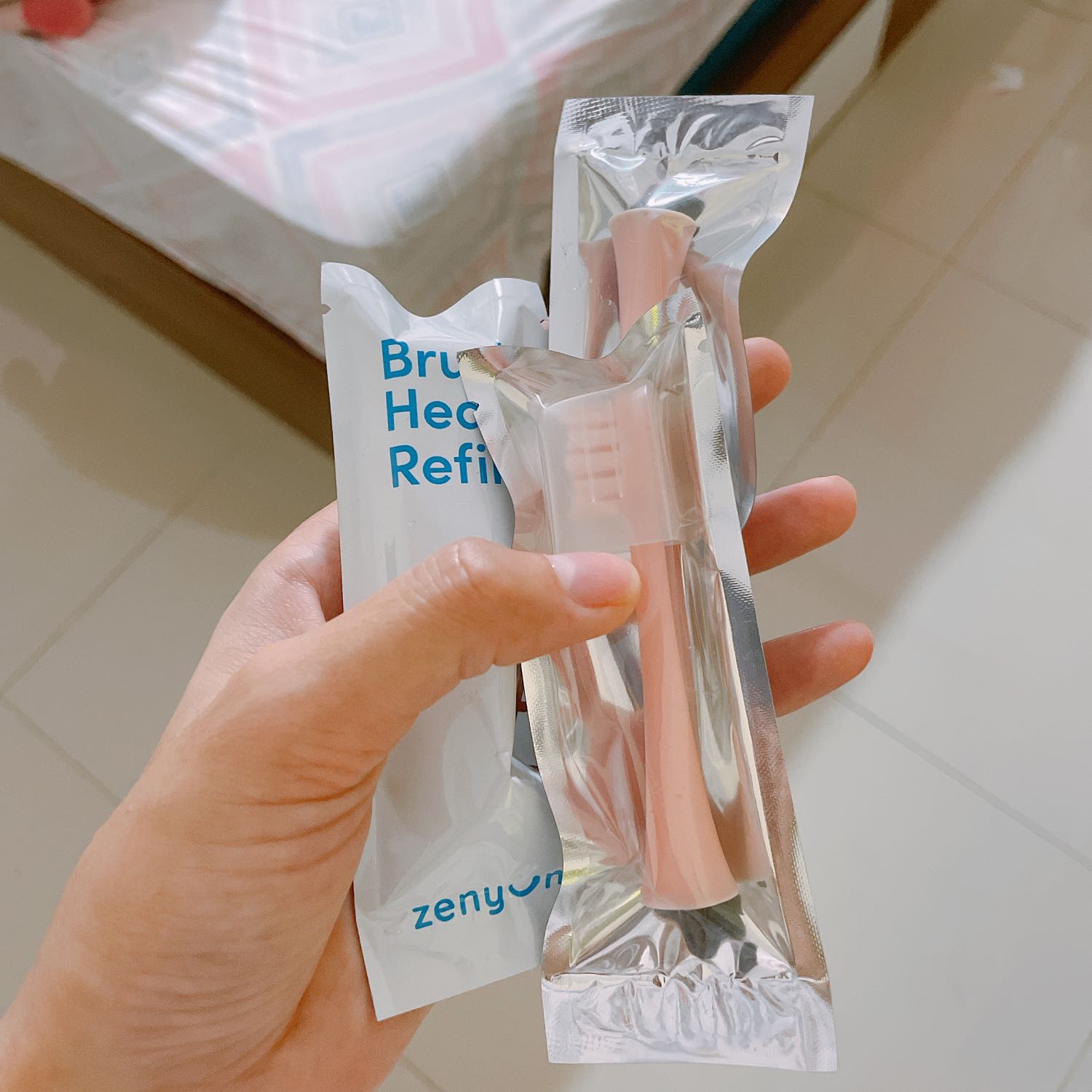 Giao đầy đủ, đúng hàng. Mình đang xài bàn chải điện hãng này nên canh ưu đãi mua thêm đầu bàn chải dự phòng.