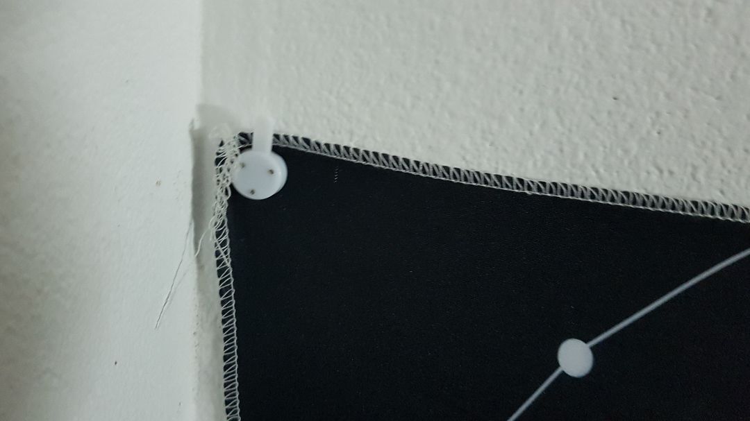 Thảm quá đẹp, vải mềm, không bị xù, mỏng nên dễ treo lên tường, ko bị nặng. Mình treo đầu giường để ngồi dựa xem phim. Treo lên khá dễ. Mình đóng đinh trực tiếp lên 4 góc thảm luôn. Mua kèm cả dây led đom đom của shop nữa. Treo cùng đẹp lung linh luôn. Lần sau có nhu cầu sẽ ủng hộ shop tiếp. Quá đẹp và chất lượng.