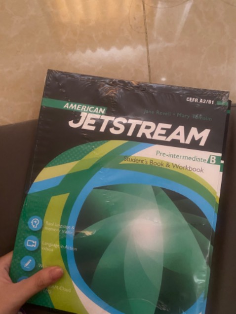 Đóng gói kĩ, giao hàng nhanh đúng hẹn. Sách chuẩn, có code phía bên trong trang bìa, ko phải ở mặt sau nha mng, phải gỡ seal mở ra mới có code.