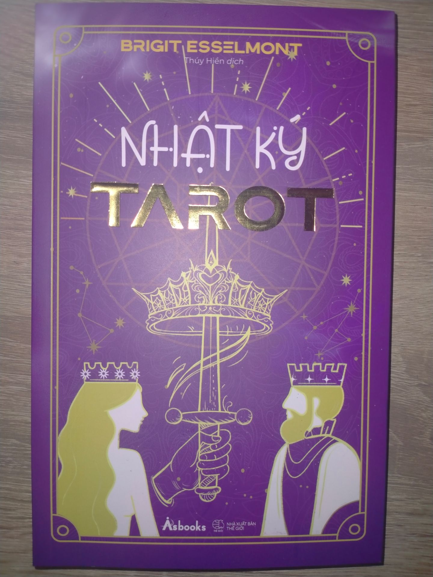 Giao hàng nhanh mất 1 ngày , đóng gói cẩn thận hộp ko bị móp méo sách mịn đẹp chất lượng lắmmm ,đáng tiền nha mn
Tưởng sách nhỏ mà về khá to và dày hơn 300 trang sách