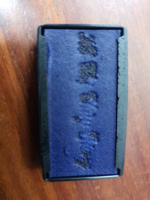 Dấu mới làm mà tampon dở, bị mủn ra hết. Liên hệ người bán không giải quyết nói do ấn tampon vào chưa khớp hết.