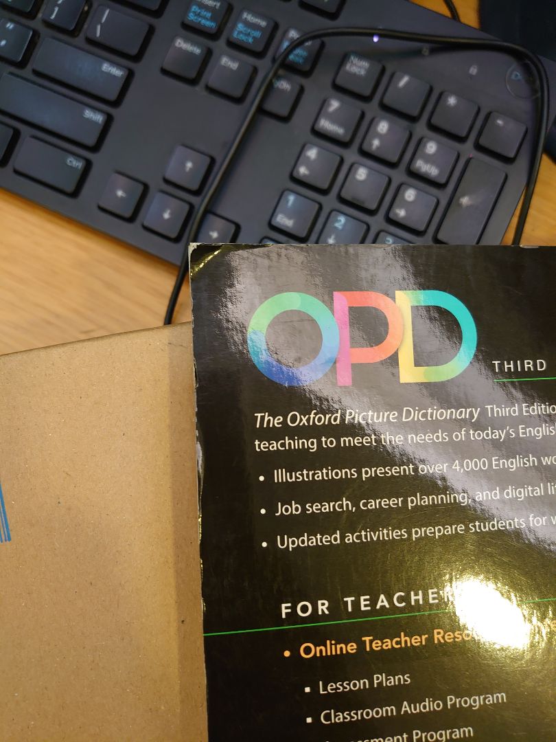 Mình sẽ không viết về nội dung quyển sách mà là tình trạng quyển sách mình nhận được. Rất tệ, như sách cũ đã sử dụng rồi, trầy xước, nhăn góc.