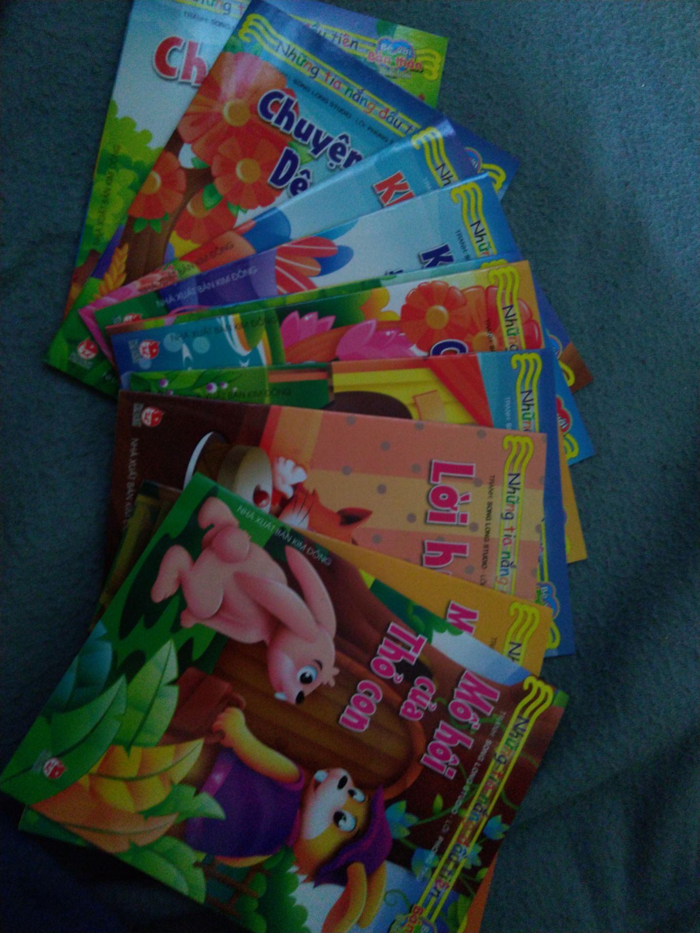 Sách có nội dung ngắn, gần gũi và dễ hiểu với các bé. Tranh vẽ minh họa đẹp và in màu. Mua trong thời gian khuyến mãi nên giá rê, giao hàng nhanh và nhân viên tiki cũng thân thiện nữa. Sẽ tiếp tục ủng hộ Tiki....