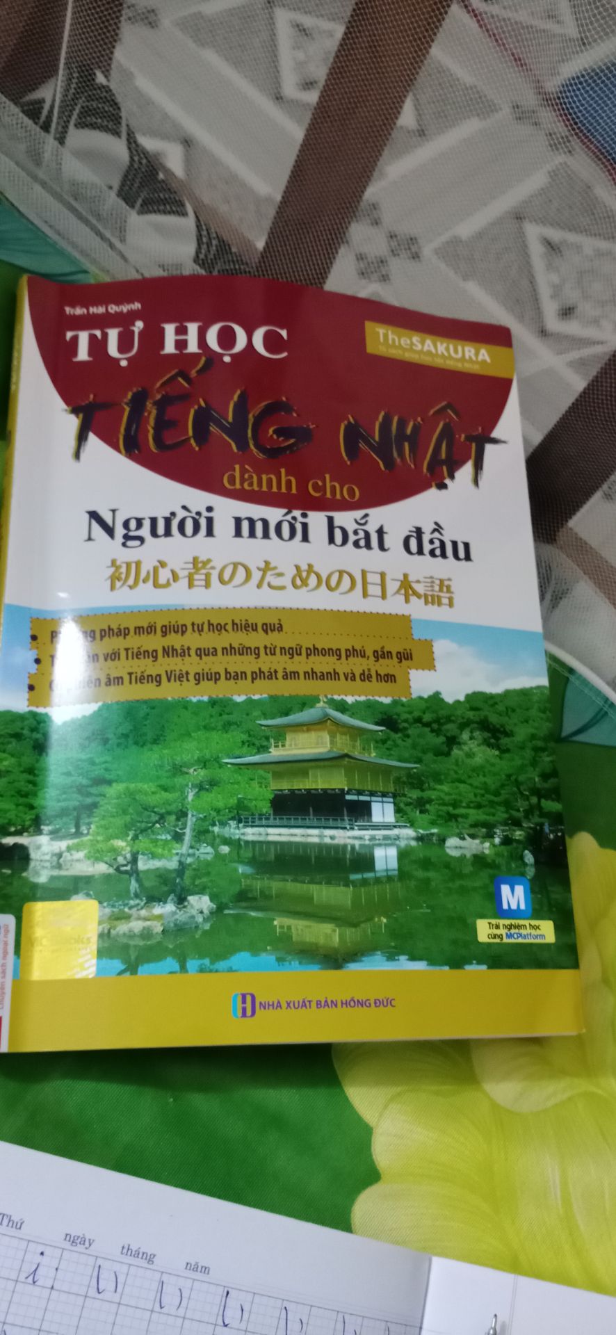 trong sách " bạn hãy nghe bài nghe" vậy sách k có kèm đĩa nghe ak.. vậy lấy gì để nghe..3 sao thôi nhé..còn lại ok..