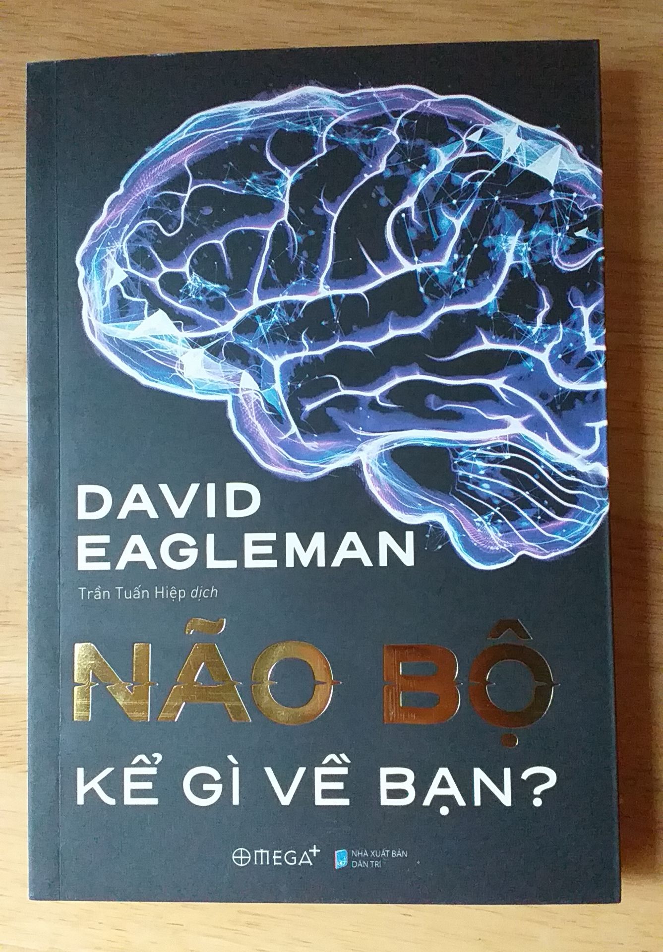 * Ưu điểm:
Giao hàng siêu tốc?, sớm những hai ngày
Sách đẹp, lành lặn, còn rất mới??
Nội dung chưa đọc nhưng nhìn lướt qua thì có vẻ khá hay và thú vị
* Nhược điểm: 
Sách rất bụi, hơi mất công lau ??
Hàng gói sơ sài quá, hộp đựng móp hết, nếu có thêm chống sốc như Fahasa thì hay rồi

Tóm lại là tuyệt vời.
