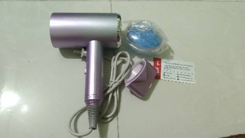 Tổng quan ổn, đóng gói kĩ, máy vận hành không quá ồn, giao đúng mẫu, có tặng kèm lượt gội đầu như mô tả.
Máy hơi nhẹ tay, nhựa không quá tốt nhưng trong tầm giá mình thấy ok.