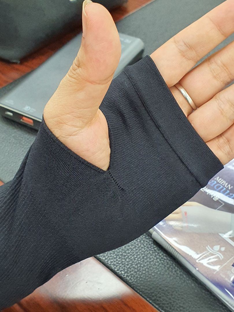 Đóng gói cẩn thận. Hàng đẹp. Vải mịn. Đường may chắc chắn. Nếu chống đc tia UV như quảng cáo thì giá 150k là quá ok.
Còn chuyện có bị tuột ống tay xuống khuỷ tay như mấy loại 20k hay ko thì sử dụng mới được.