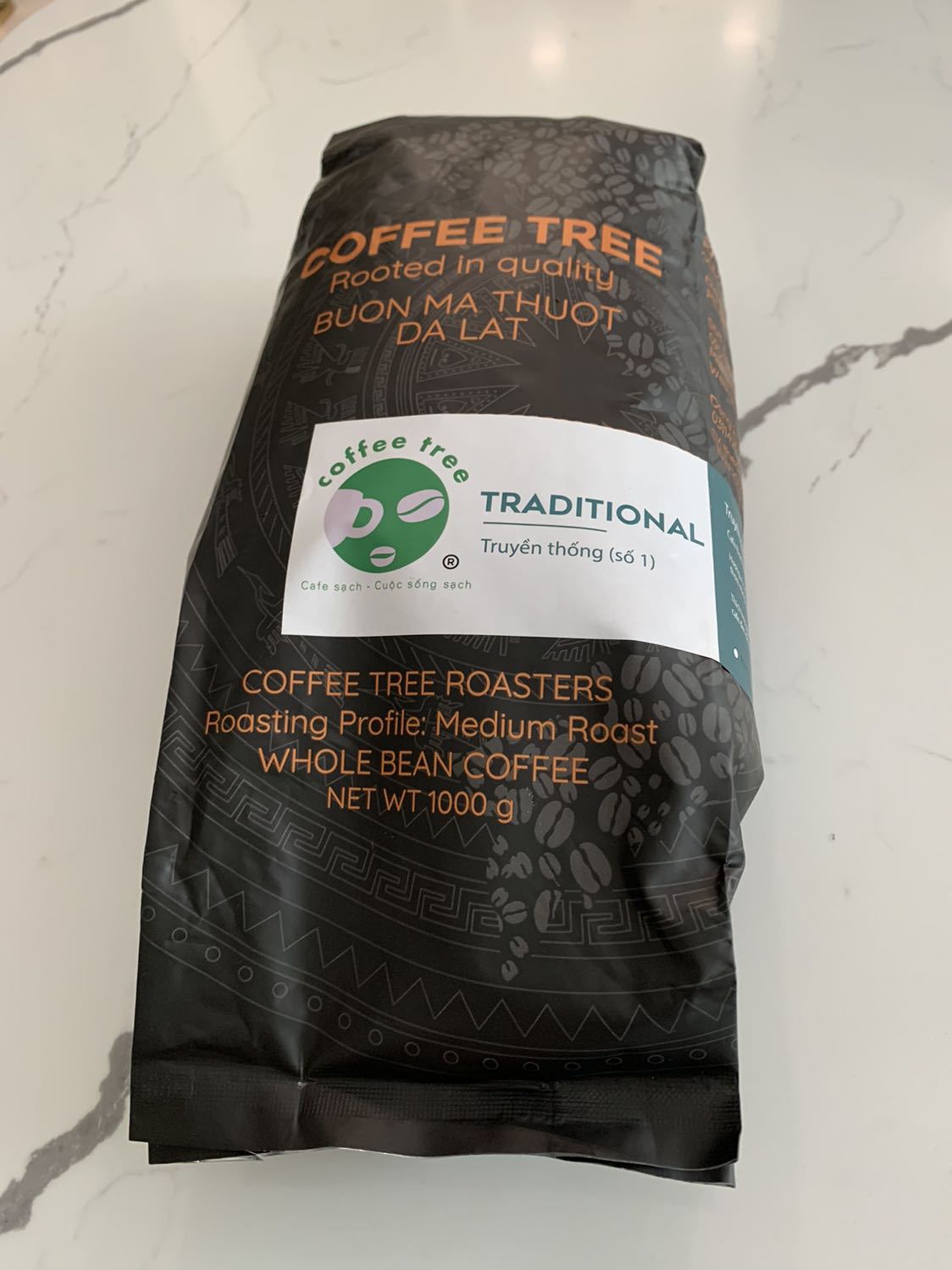 Giao hàng chậm trễ nhưng không thông báo. Hàng hoá là cà phê giao bị chậm mà còn còn bị thủng, làm cafe mất chất lượng.