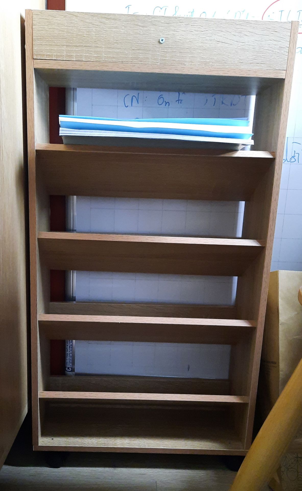 kệ đẹp, cấu tạo như hình, có bánh xe lăn dễ di chuyển, độ chắc trung bình, gọn. giao hàng ổn