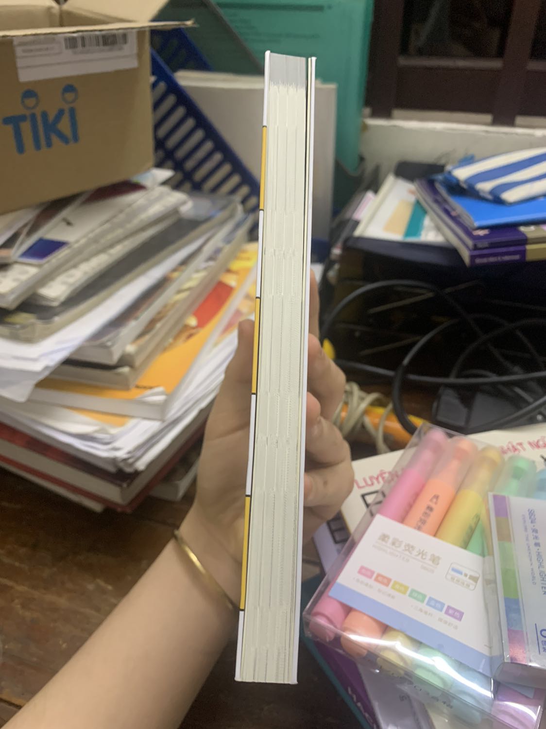 Xịn xò cực kì. Giấy chất lượng muốn xỉu, chữ in rõ nét và có kèm tiếng việt cho dễ học hơn. Tiki thì giao hàng phải gọi là đỉnh của chóp- nhanh ko chê vào đâu đc. Thanks nhìu ạhhhhh