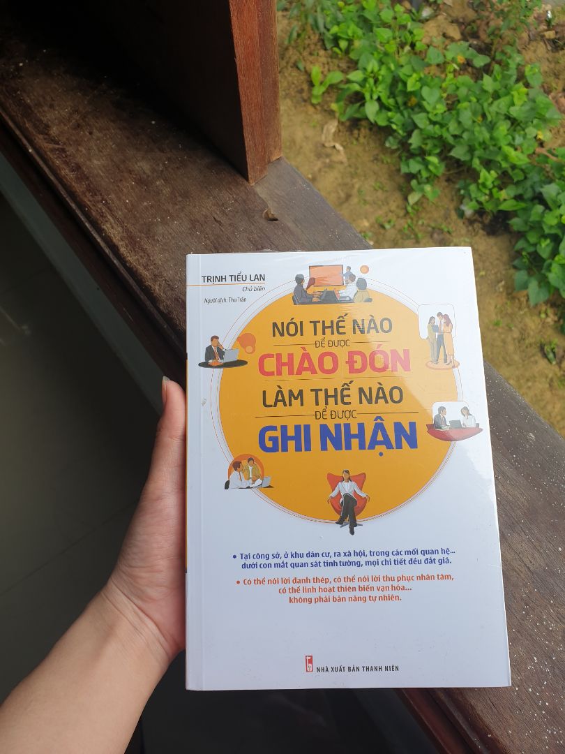 Review hơi muộn, mình mua bữa không sale ? 
Nhưng giờ mình muốn nói với các bạn rằng đây là quyển sách rất đáng mua , khj mua các bạn sẽ được nhận hàng từ một shipper thân thiện, nhiệt tình và sách thì rất mới và còn nguyên lớp niêm nilong ở ngoài ?