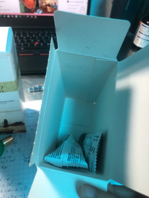 Đóng gói cẩn thận cà phê thơm béo, loại này thì phù hợp với những thích uống cà phê mà bị say như mình. Hộp cũ gần hết nên mua dự phòng