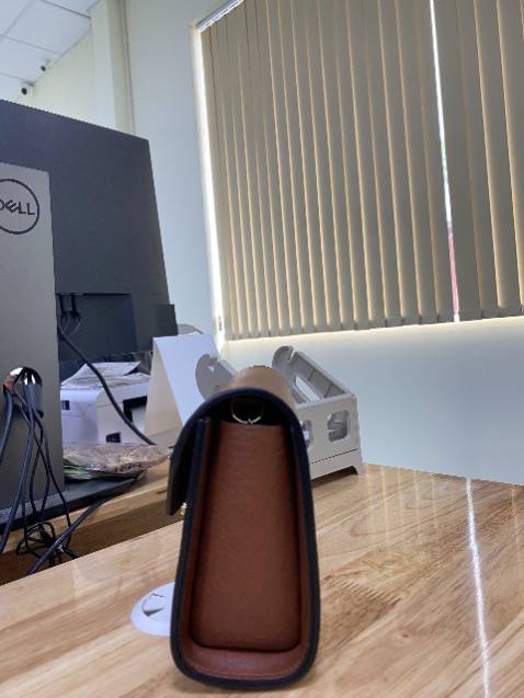 Kiểu dáng đẹp thời trang .. chất da tốt , rất dễ phối đồ nói chung là quá ưng luôn ạ .. thank shop nhìu