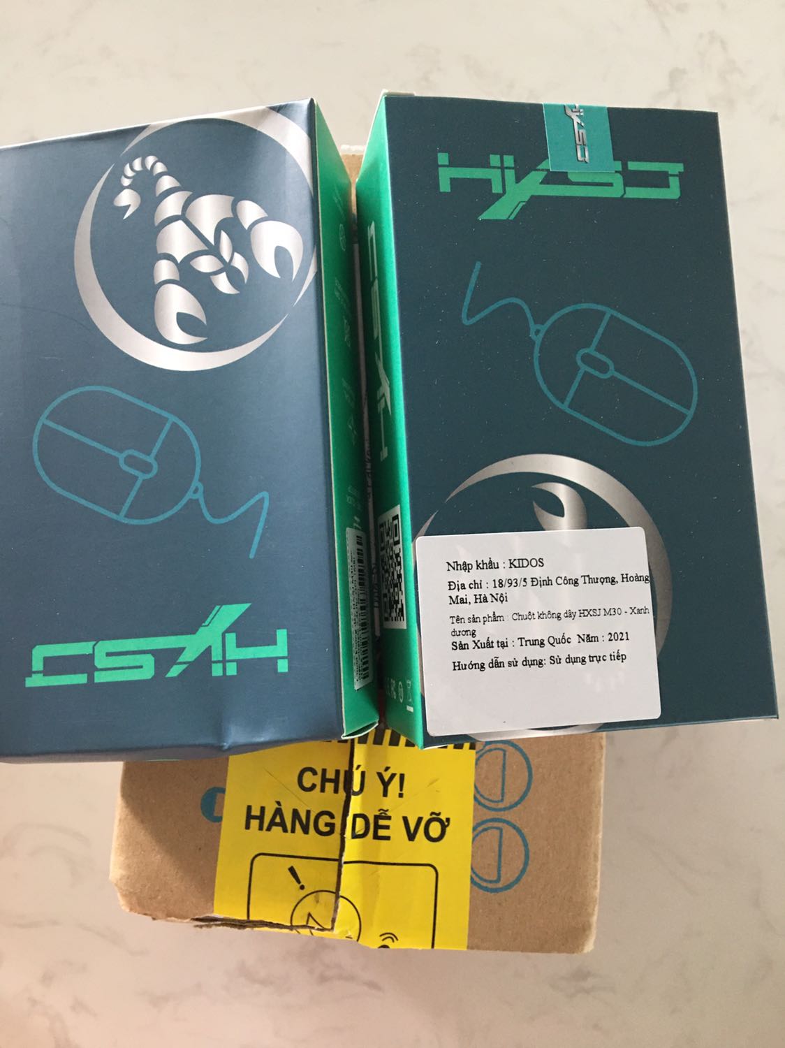 Chuột rất nhẹ, xài rất êm, bấm không bị kêu to như chuột khác; thích nhất là khoản sạc điện không dùng pin rời nữa, bảo vệ môi trường.
Chuột nhìn bên ngoài đẹp hơn trong ảnh.
Dùng có bền hay không thì phải chờ xem đã nhưng vẫn đánh giá 5 sao vì Tiki giao hàng nhanh, đóng gói cẩn thận và giảm giá rất hợp lý! 
Sản phẩm còn có hộp đựng riêng kèm phiếu bảo hành. Rất thanh lịch!
Mình đặt mua liền lúc nhiều sản phẩm cho cả văn phòng dùng ^^