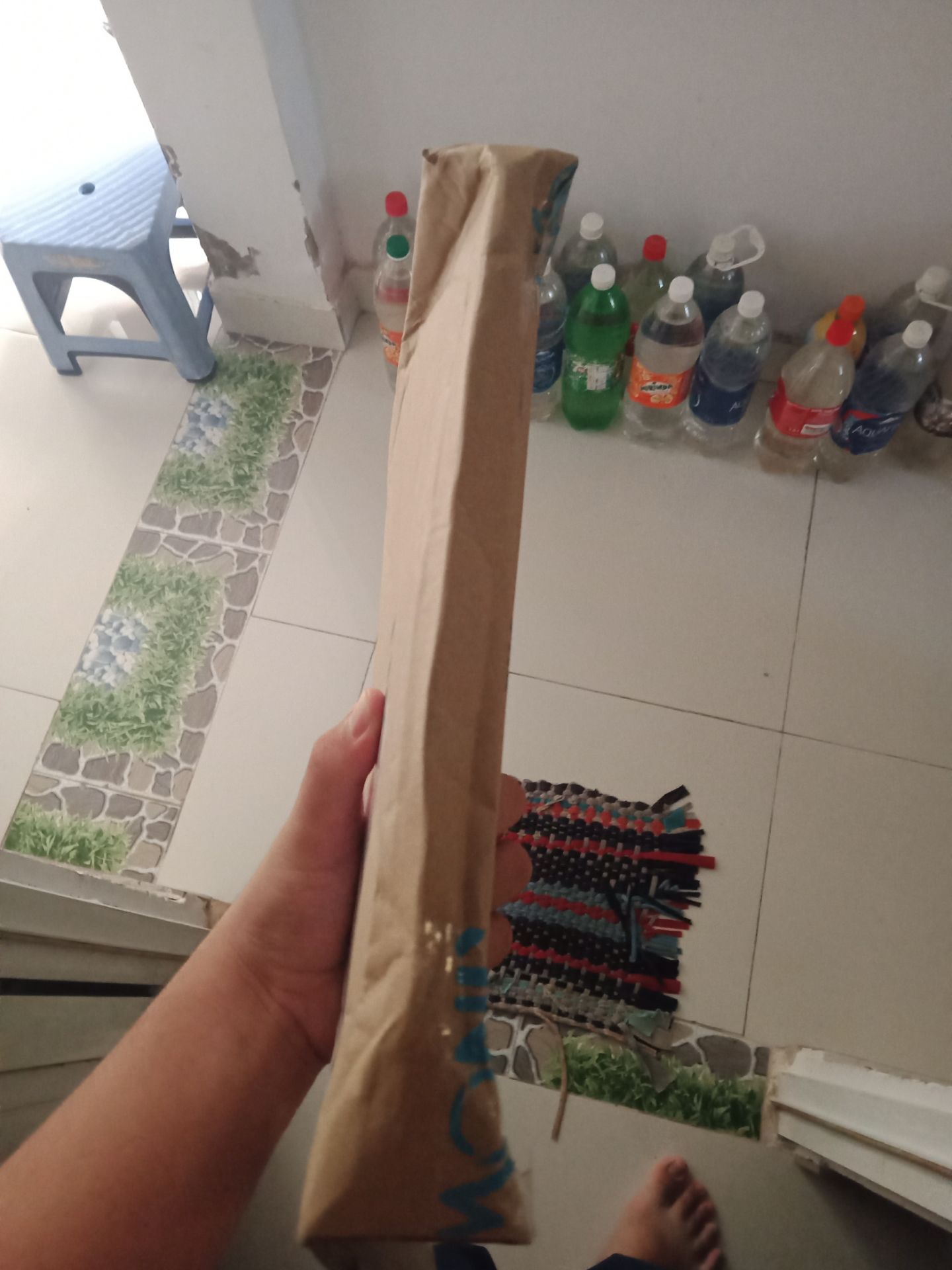 giao hàng nhanh nhưng mà mong là bên shipper chịu bảo quản tốt hàng 1 tí, dù bên trong ko sao nhưng mà cái hộp nó móp luôn rồi. hàng mà ko phải là sách thì chắc nó nát bét từ lâu rồi 🙂