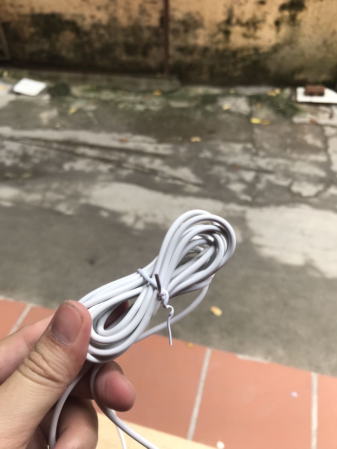 Chưa bao giờ mua hàng điện tử trên tiki gặp phải trường hợp shop đóng gói hàng kém như này. Bao bì bọc đúng miếng nilon đen bên ngoài, cũng không thèm ghi hàng dễ vỡ hay gì cả. Đến khi nhận hàng thì hộp móp méo. Đã sử dụng sản phẩm ezviz đến 14 chiếc ở nhà rồi nên tin tưởng tiếp tục mua. Và cũng chưa bao giờ thấy dây sạc camera của ezviz lại buộc kiểu này trong khi trước giờ ezviz đều sử dụng dây chun trắng để buộc dây sạc. Đúng mua 1 lần với shop này không bao giờ có lần thứ hai.