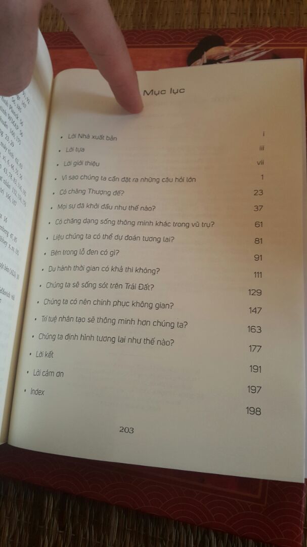 Sách mới, có màng co, dịch tốt. Thông tin đọc thấy quen quen, chắc do mình đã đọc rất nhiều quyển về thể loại Thiên văn Vũ trụ nên đã kinh qua nhiều kiến thức giống thế này. Mua về chủ yếu để đủ bộ Tủ sách Khoa học Khám Phá.